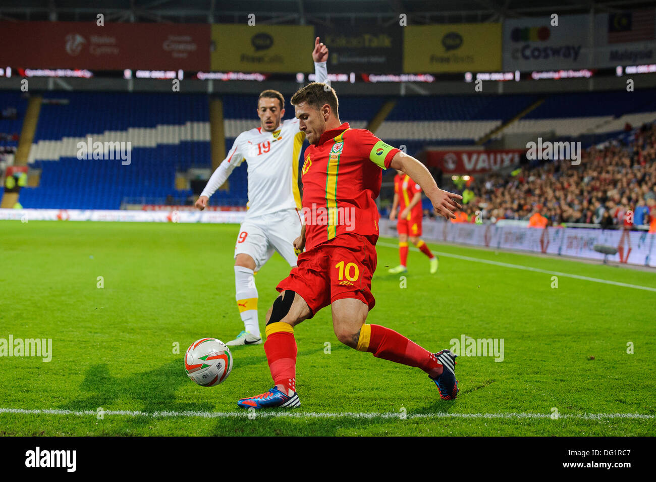 Cardiff, Wales. 11. Oktober 2013. Aaron Ramsey von Wales (Arsenal) in Aktion in der ersten Hälfte von der FIFA WM 2014 (European Region) Gruppe ein Qualifikationsspiel zwischen Wales und Mazedonien in Cardiff City Stadium. Bildnachweis: Aktion Plus Sport/Alamy Live-Nachrichten Stockfoto