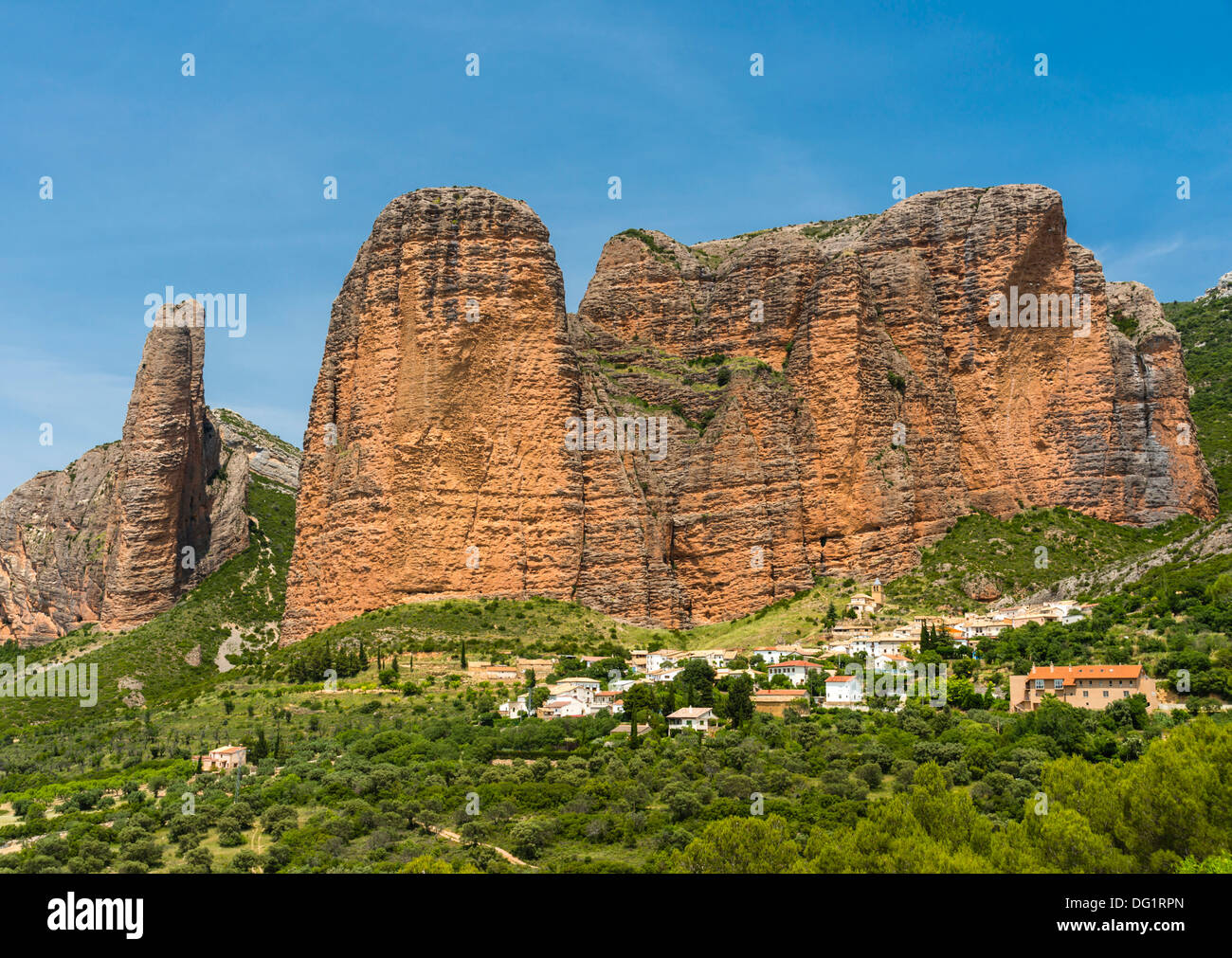 Nordwest-Spanien - Riglos, in der Nähe von Huesca. Das Dorf schmiegt sich unterhalb der riesigen Sandstein Butte Mallos de Riglos genannt. Stockfoto