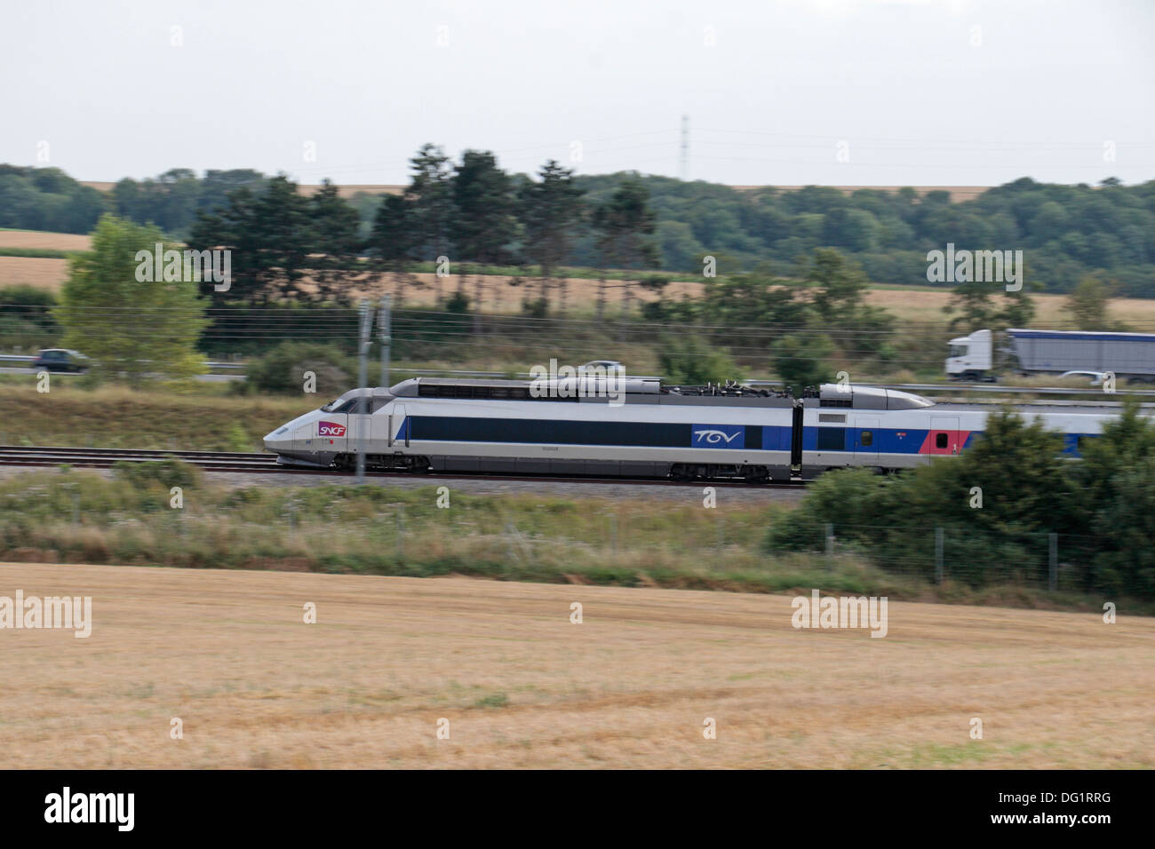 Ein Zug der französischen SNCF in Nordfrankreich. Stockfoto