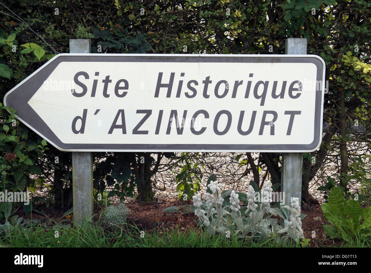 Historische Stätte Straßenschild für das Schlachtfeld Azincourt (Agincourt), Nord-Pas-de-Calais, Pas-de-Calais, Frankreich. Stockfoto
