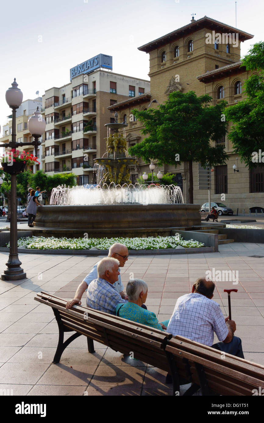 Nordost-Spanien - Huesca Provinz Aragon. Auf dem Hauptplatz der Stadt am Abend im Sommer. Alte Freunde. Stockfoto