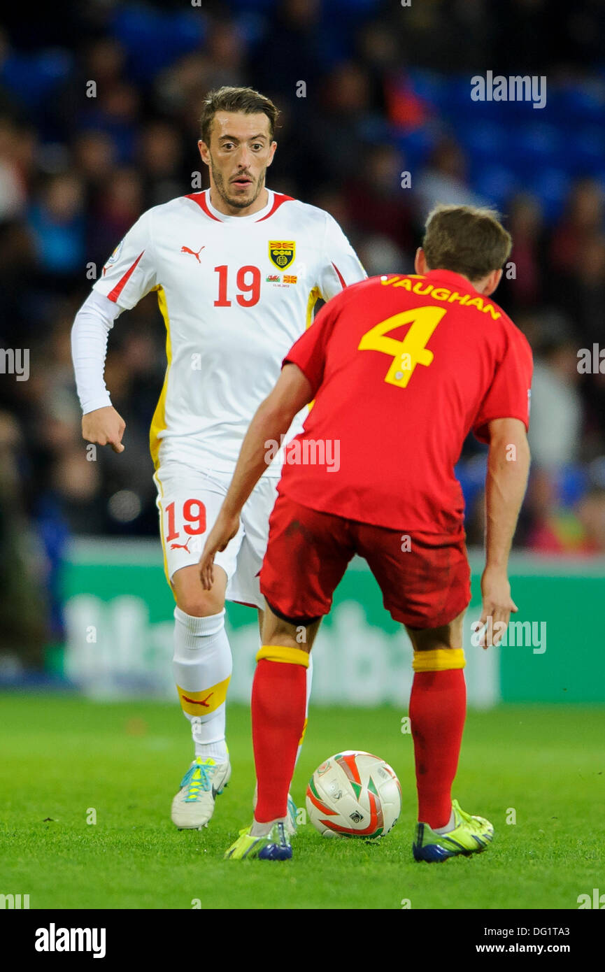 Cardiff, Wales. 11. Oktober 2013. Agim Ibraimi Makedoniens wird durch David Vaughan von Wales (Sunderland) während der zweiten herausgefordert die Hälfte der FIFA WM 2014 (European Region) ein Qualifikationsspiel zwischen Wales und Mazedonien in Cardiff City Stadium gruppieren. Bildnachweis: Aktion Plus Sport/Alamy Live-Nachrichten Stockfoto