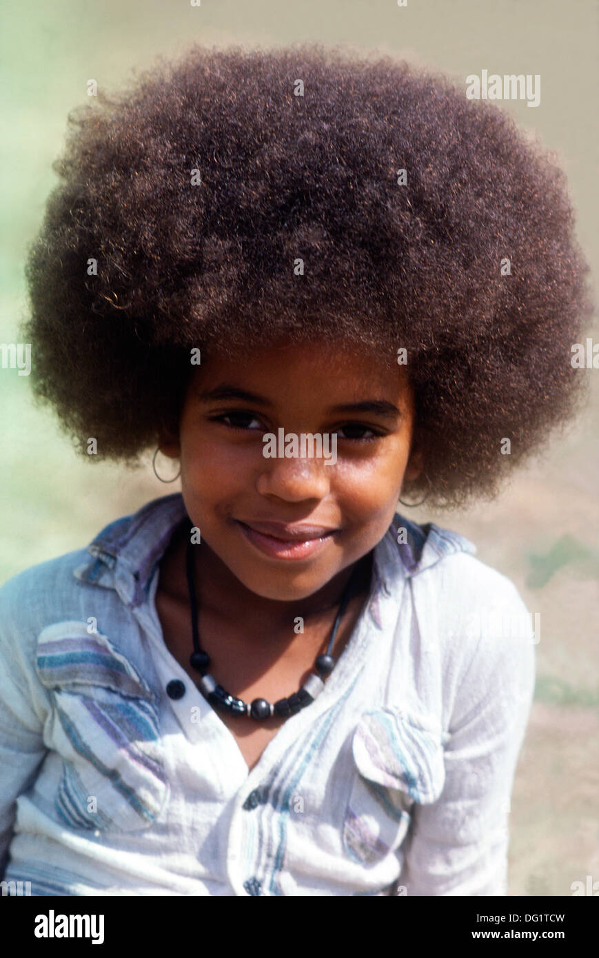 Wunderschönes schwarzes Mädchen afroamerikanisches Kind lächelt mit Afro-Haar-Stil der 1970er-Jahre-Jahre-Mode, die in Los Angeles, Kalifornien, USA, den 1972 1970er-Jahren KATHY DEWITT als „natürlich“ bezeichnet wird Stockfoto