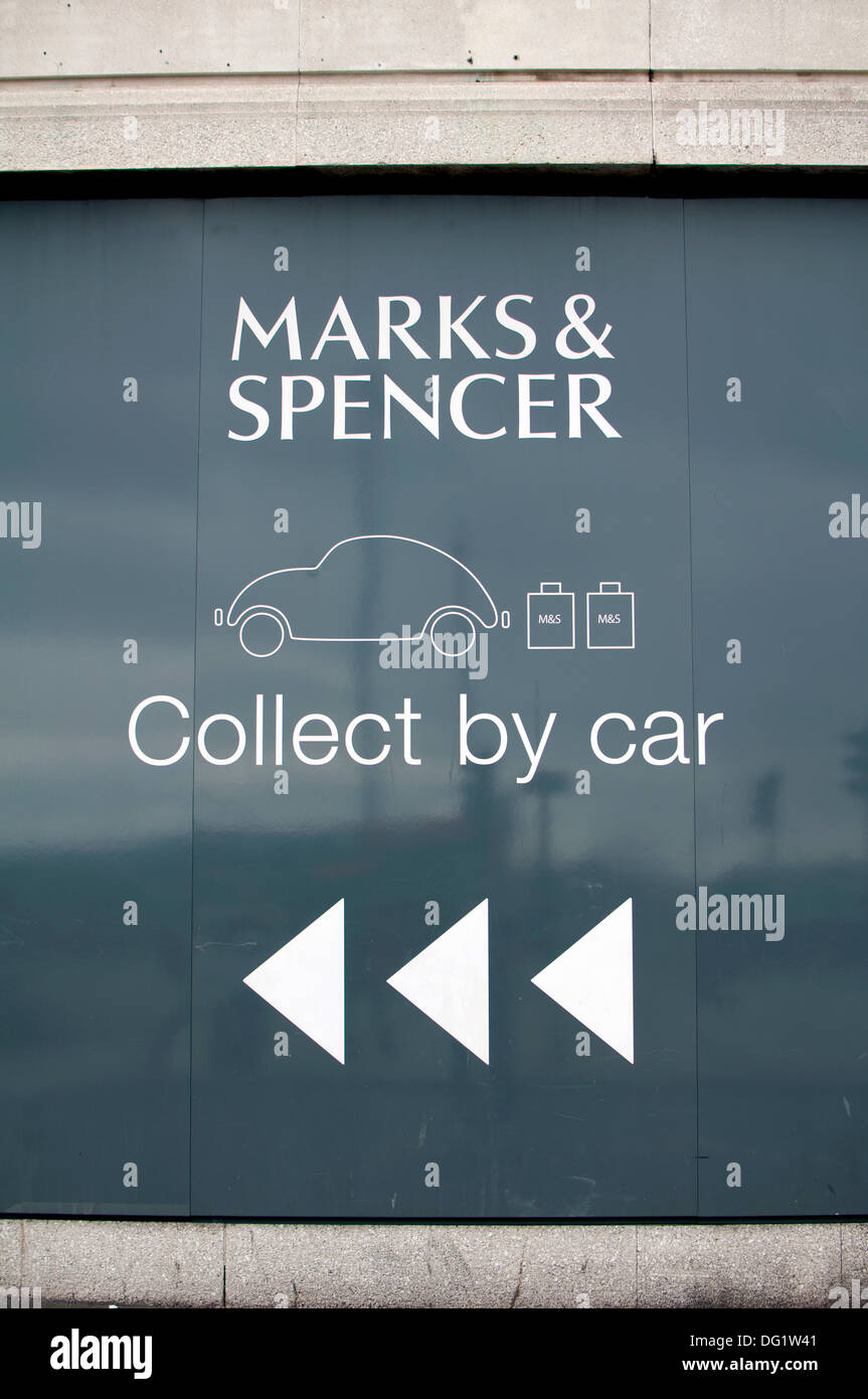 Marks &amp; Spencer sammeln von Autokennzeichen Stockfoto