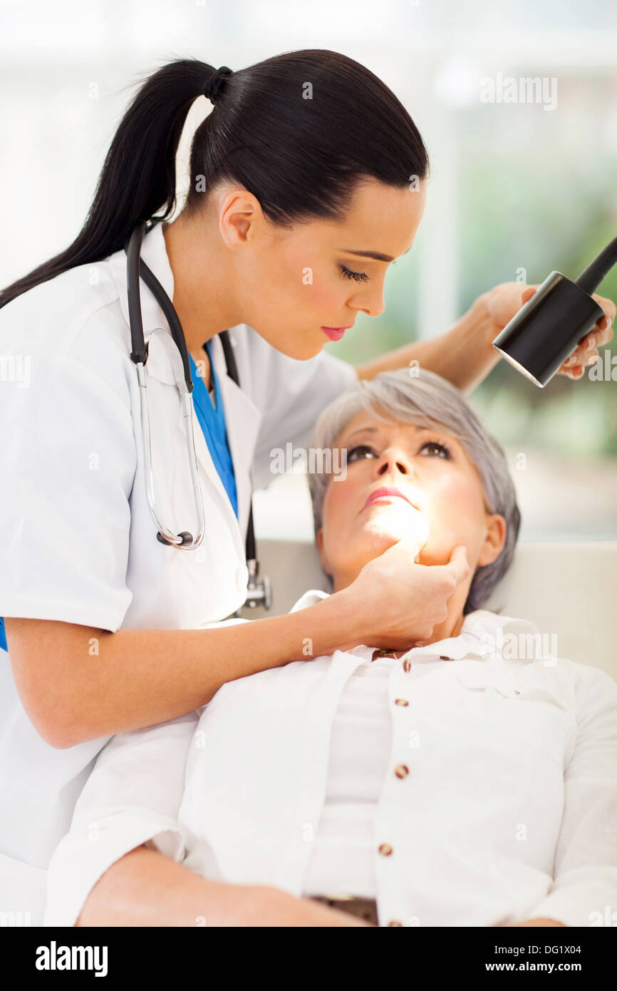 schöne Hautarzt Inspektion Mitte im Alter von der Haut des Patienten im Büro Stockfoto
