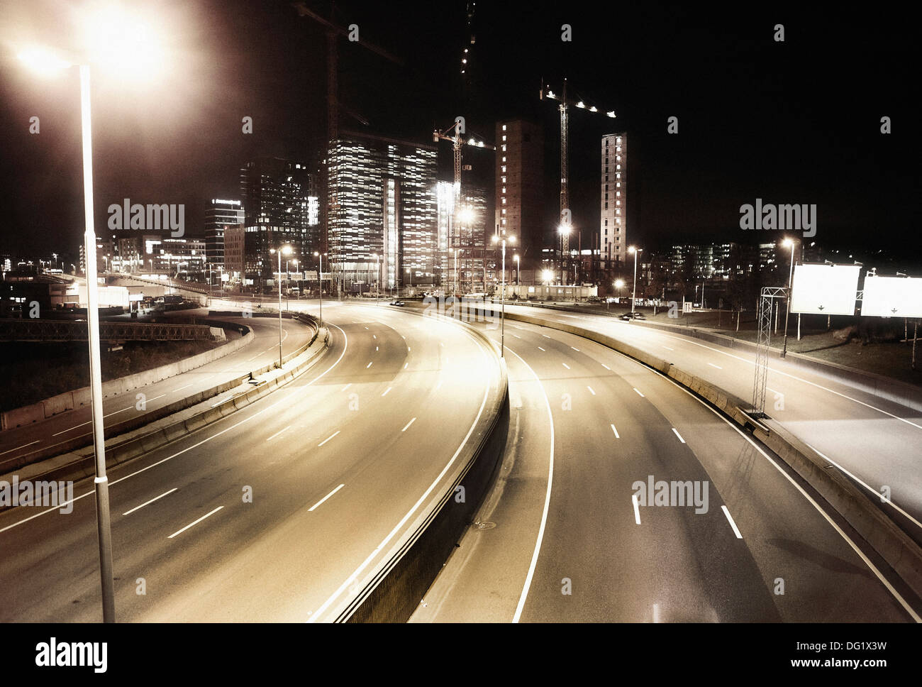 Autobahn und Neubau in der Nacht, Oslo, Norwegen Stockfoto