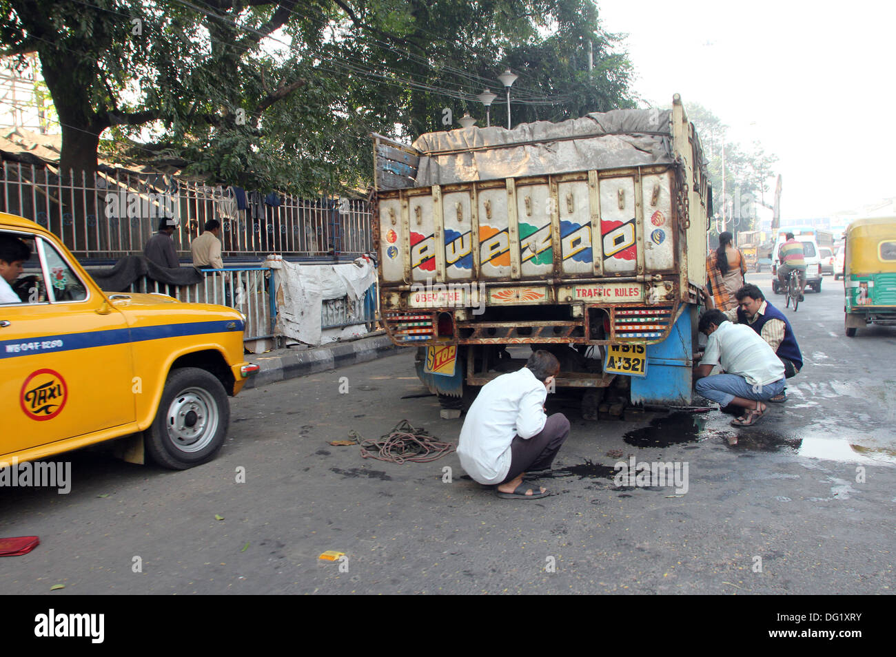Mechanik Reparatur LKW mitten auf der Straße in Kolkata, Indien am 30. November 2012 Stockfoto