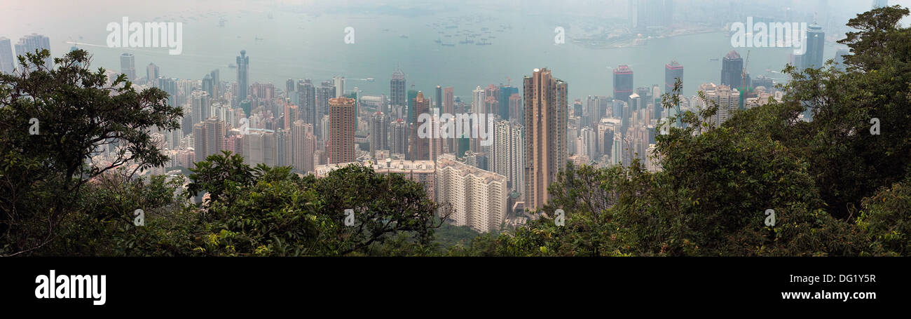 Ein Blick auf die Stadt von der Spitze des Victoria Peak auf Hong Kong Island, Hongkong. Stockfoto