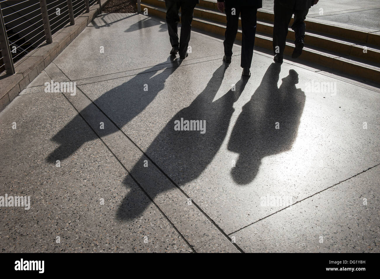 Die Schatten der drei Männer, die zu Fuß in Las Vegas Stockfoto
