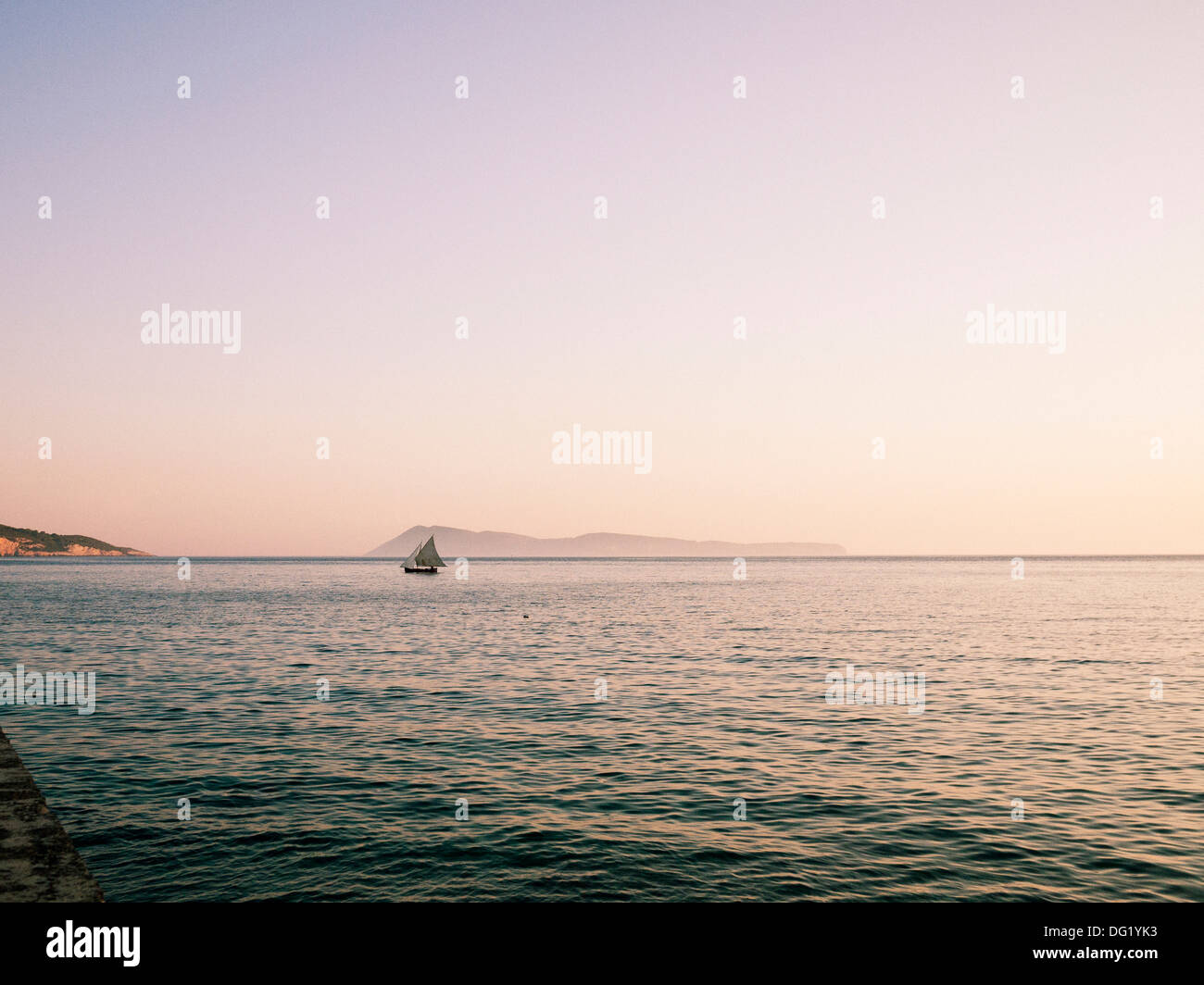 Segelboot auf dem Meer bei Sonnenuntergang, Kroatien Stockfoto