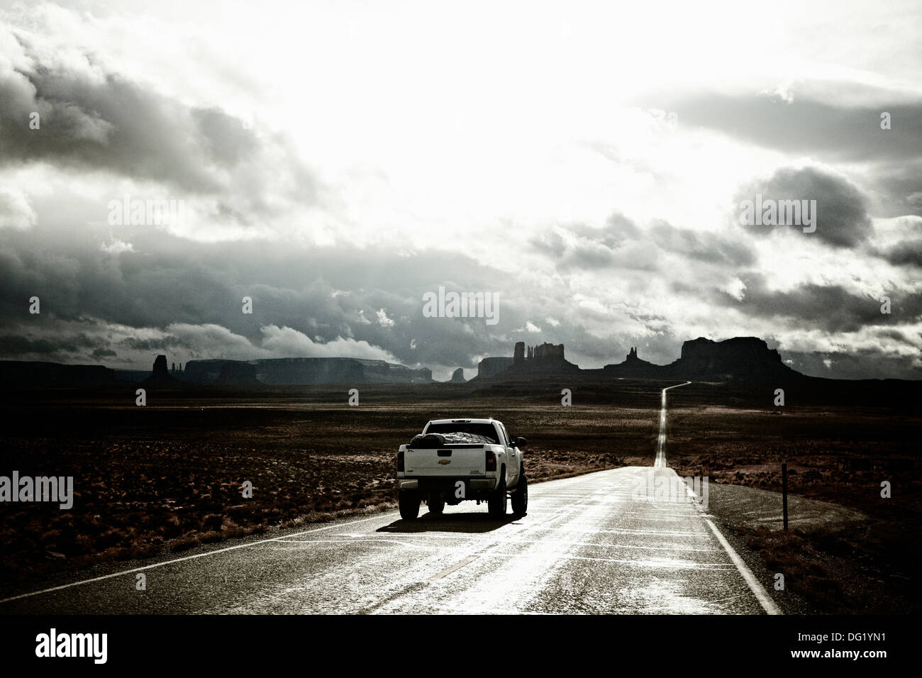 Pickup-Truck auf Desert Highway, Monument Valley, Utah, USA Stockfoto