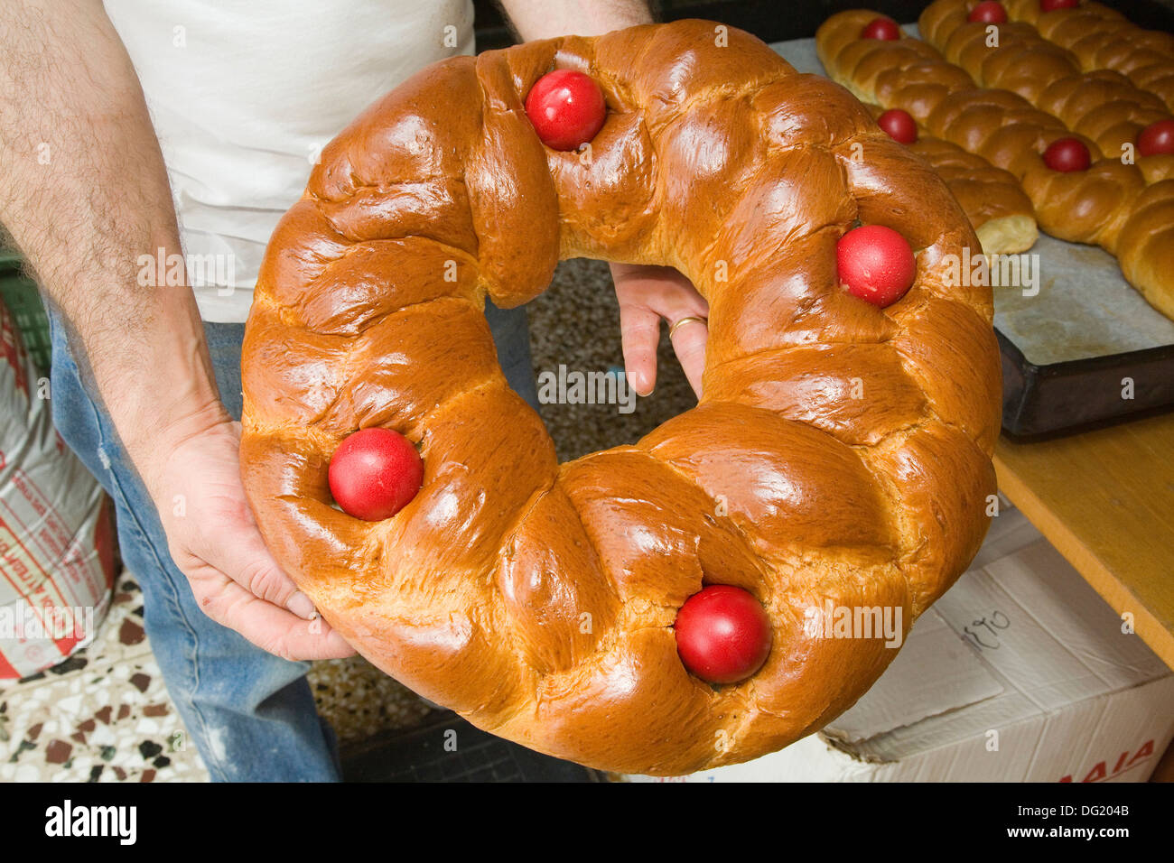 Europa, Griechenland, Dodekanes Patmos Insel, Ostern, Brot mit roten Eiern gemacht für die Osterzeit Stockfoto