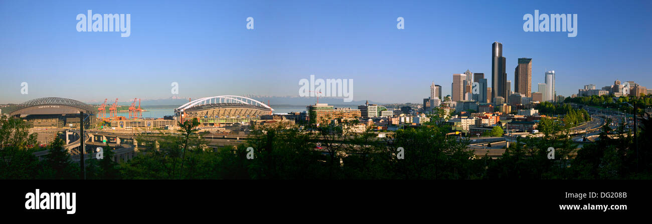 Panoramablick auf die Südseite der Innenstadt von Seattle einschließlich Safeco Field und Jahrhundert-Link-Feld auf Elliot Bay und i-5. Stockfoto