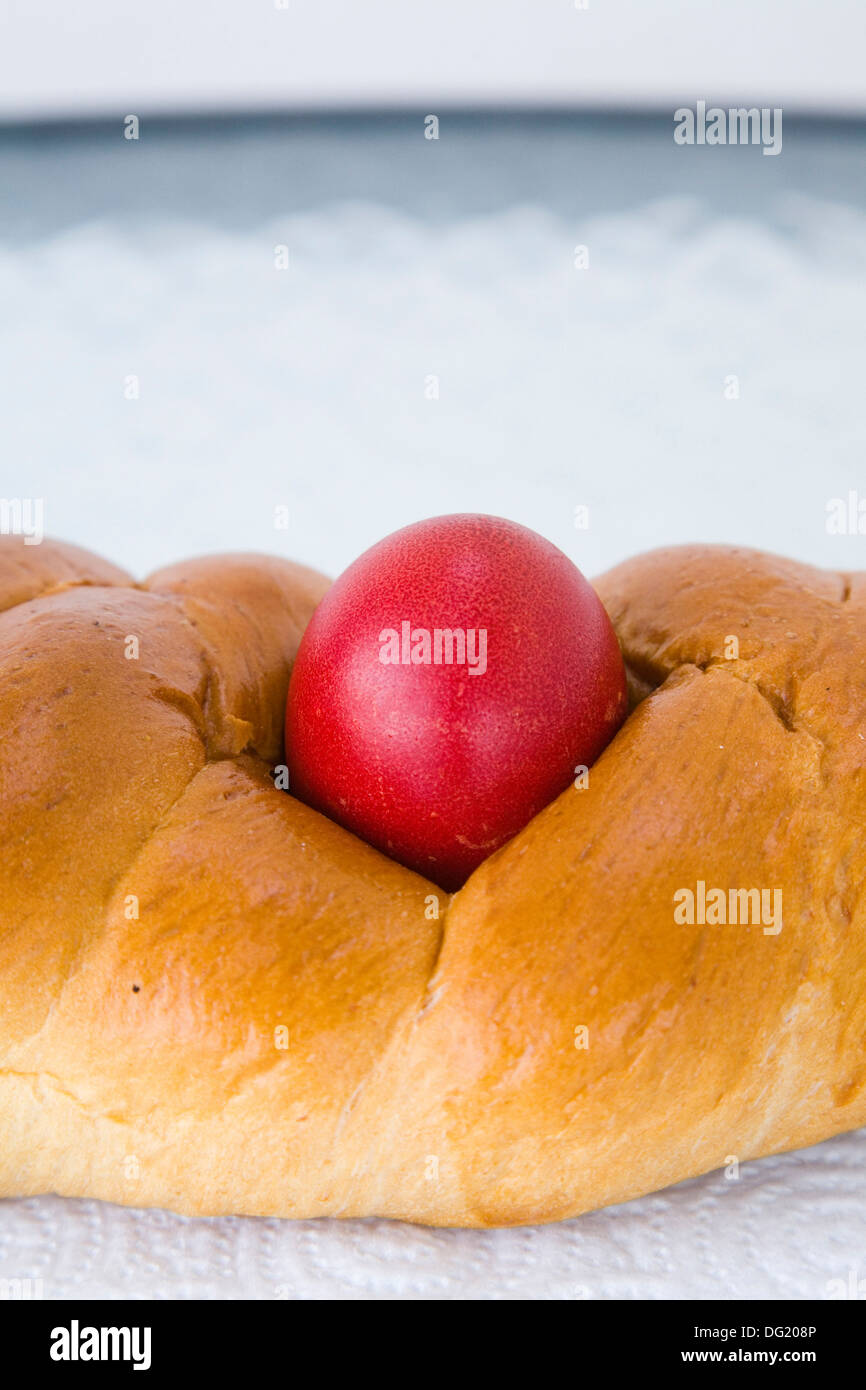 Europa, Griechenland, Dodekanes Patmos Insel, Ostern, Brot mit roten Eiern gemacht für die Osterzeit Stockfoto
