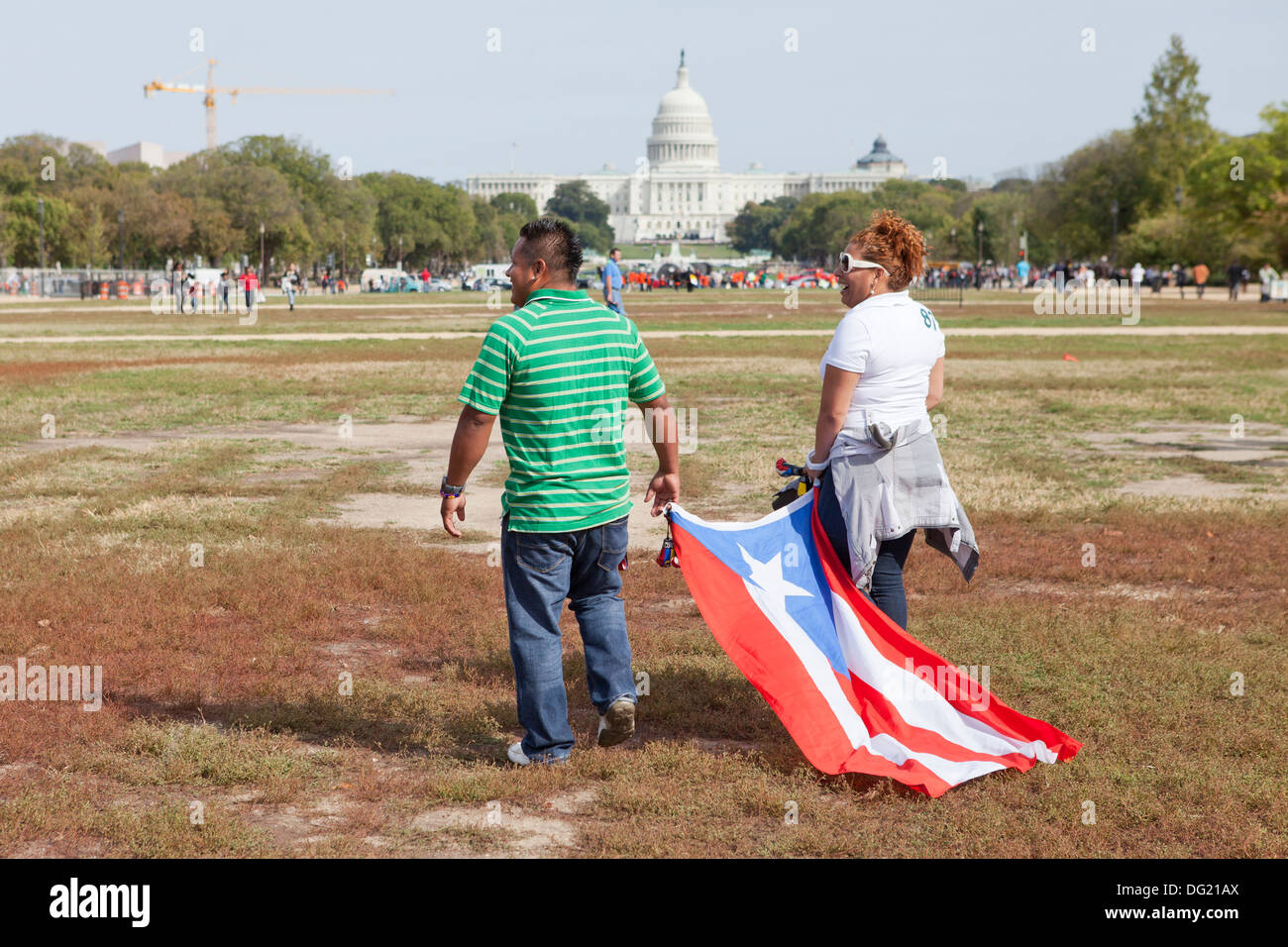 Paare, die mit Puerto-Ricanischen Flagge am Immigration Reform Rallye - Washington, DC USA Stockfoto