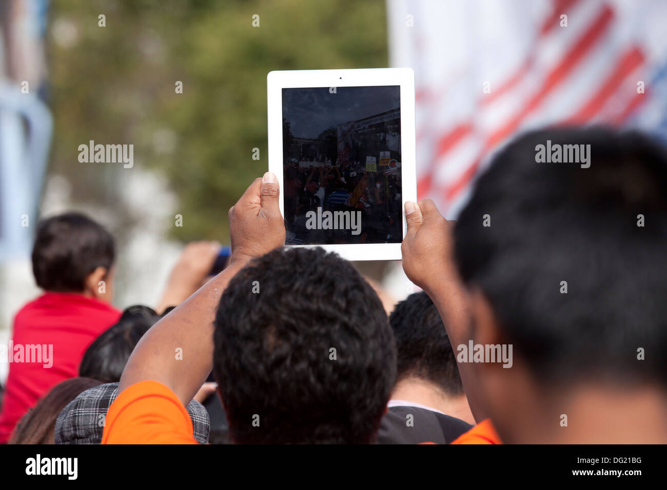 Mann Video taping mit iPad im outdoor-Event - USA Stockfoto