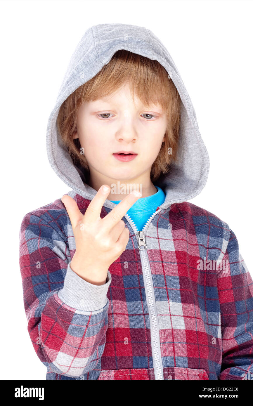 Junge mit blonden Haaren zählen auf Finger seiner Hand - isoliert auf weiss Stockfoto