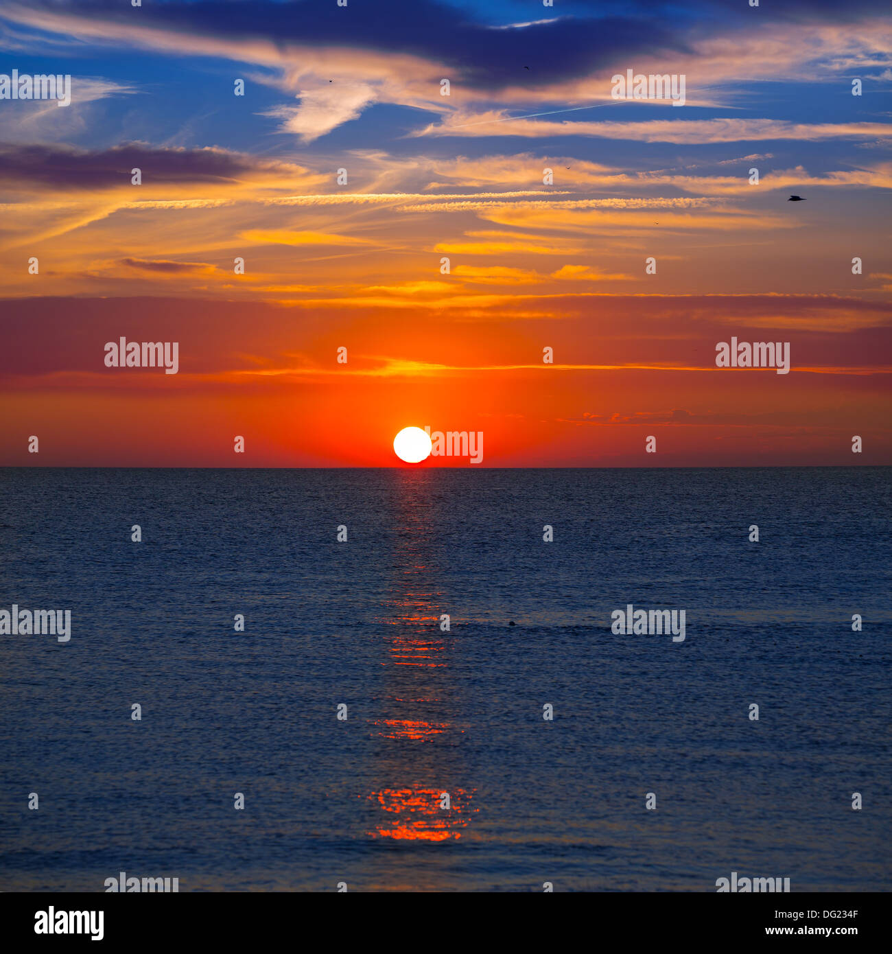 Sonnenuntergang am Mittelmeer mit orangefarbenen Himmel und Sonne Reflexion Stockfoto