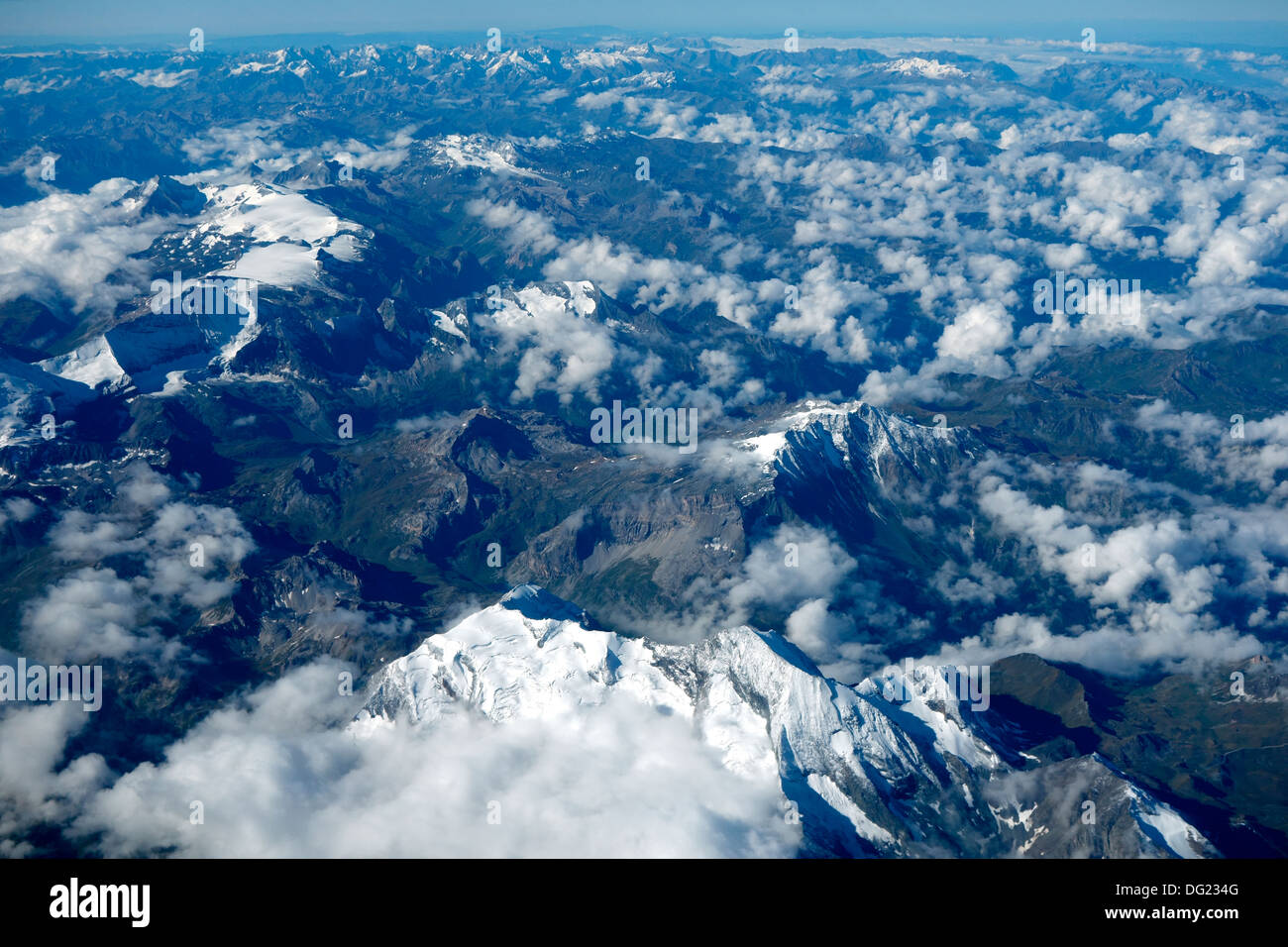 Die schneebedeckten Berggipfel aus der Luft Stockfoto