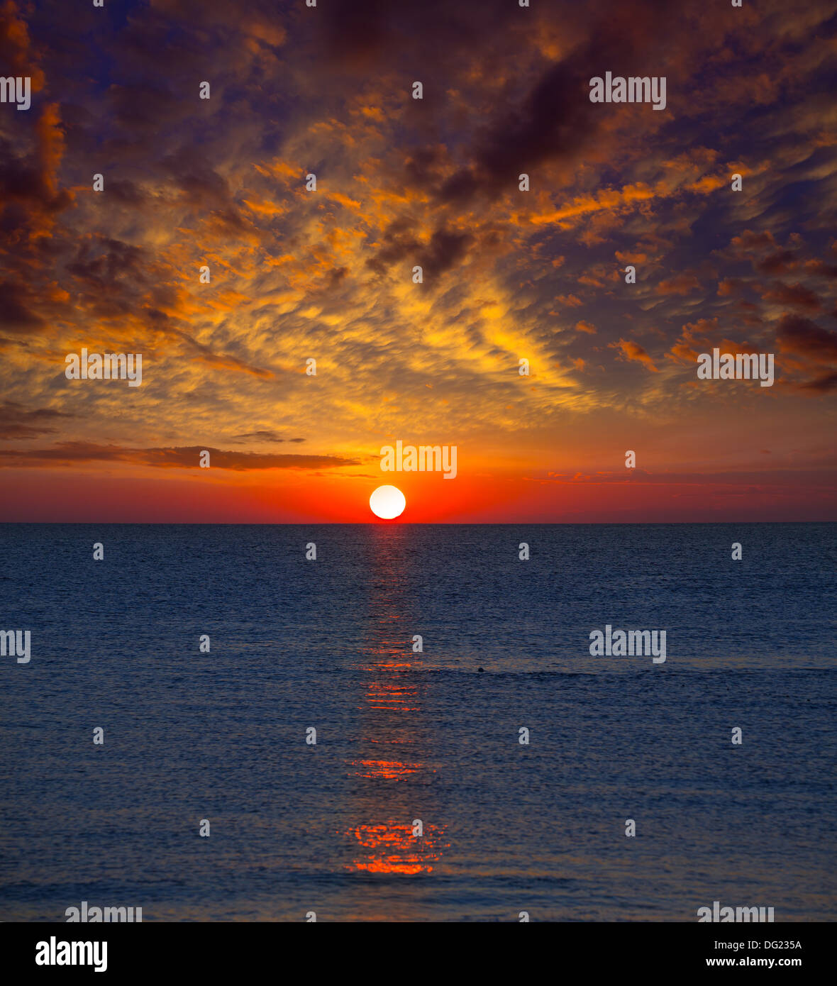 Sonnenuntergang am Mittelmeer mit orangefarbenen Himmel und Sonne Reflexion Stockfoto
