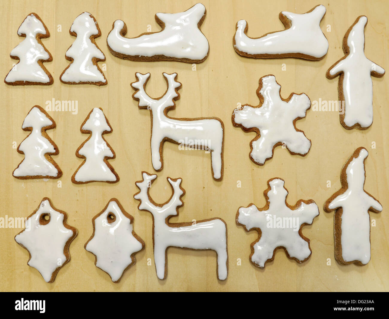 Saisonale geformt Lebkuchen mit weißer Zuckerglasur Schuss von oben auf die Holzoberfläche Stockfoto