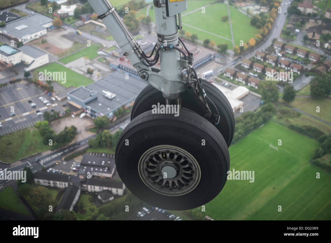 Das Fahrwerk eines Flugzeugs Flybe für Landung am Flughafen Glasgow gesenkt. Stockfoto