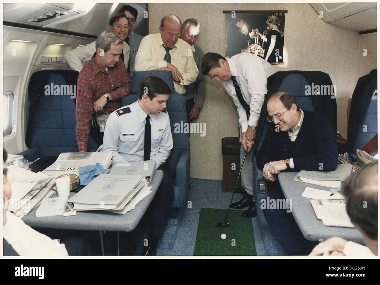 Fotografieren von Präsident Reagan setzen einen Golfball rund um Air Force One 198571 Stockfoto