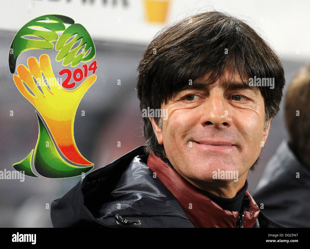 Köln, Deutschland. 11 Okt, 2013. Qualifikationsspiel für die FIFA Fußball-WM 2014 Brasilien im RheinEnergie Stadion, Deutschland gegen Irland 3:0 -- Deutschlands national Manager Joachim Jogi Löw (Loew) Lächeln im Logo von Brasilien 2014 - Digital geändert Foto-- © kolvenbach/Alamy leben Nachrichten Stockfoto