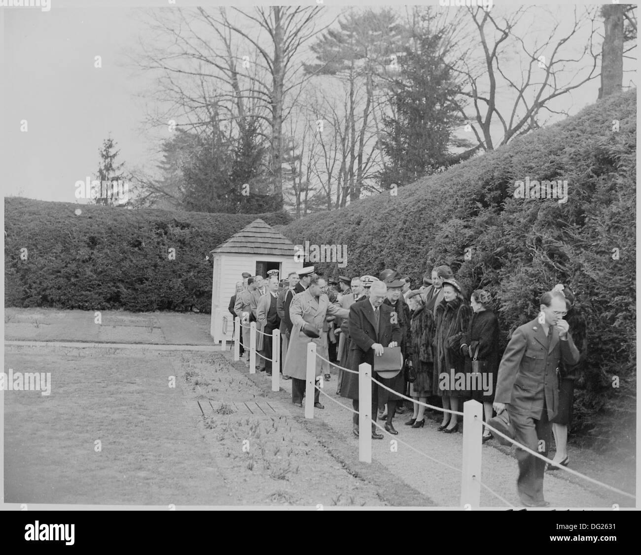 Präsident Truman besucht das Grabmal von Präsident Franklin D. Roosevelt, wobei Eleanor Roosevelt und andere Beamte anwesend sind und dem verstorbenen Präsidenten Respekt zollen. Stockfoto