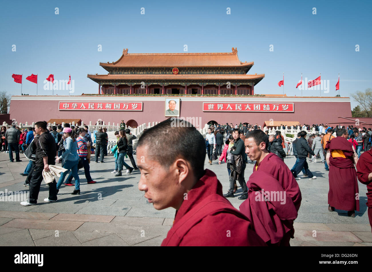 Mönche vor Tiananmen (Tor des himmlischen Friedens) in Peking, China Stockfoto