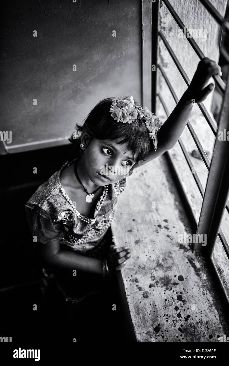 Junge Inderin stehend auf einem Zimmer Fenster Schultag träumen Andhra Pradesh, Indien. Schwarz und weiß. Stockfoto