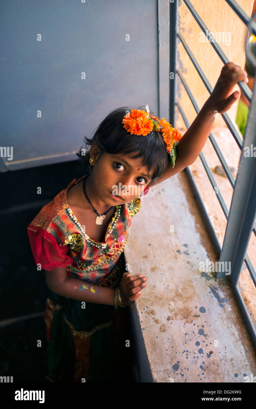 Indische Mädchen am Fenster einer Schule stehen. Andhra Pradesh, Indien Stockfoto