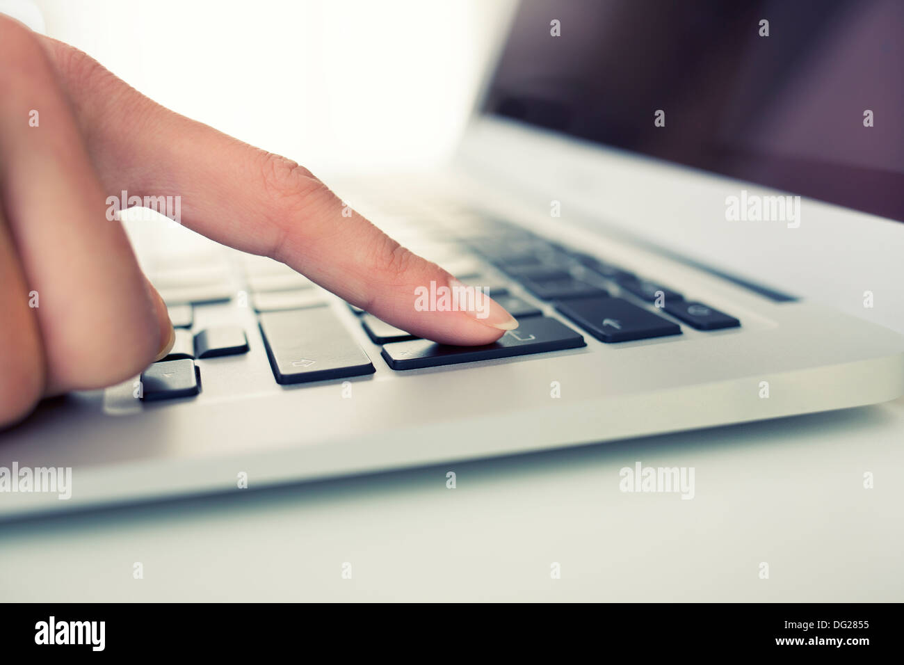 Frau Laptop Finger indoor-Schreibtisch Stockfoto