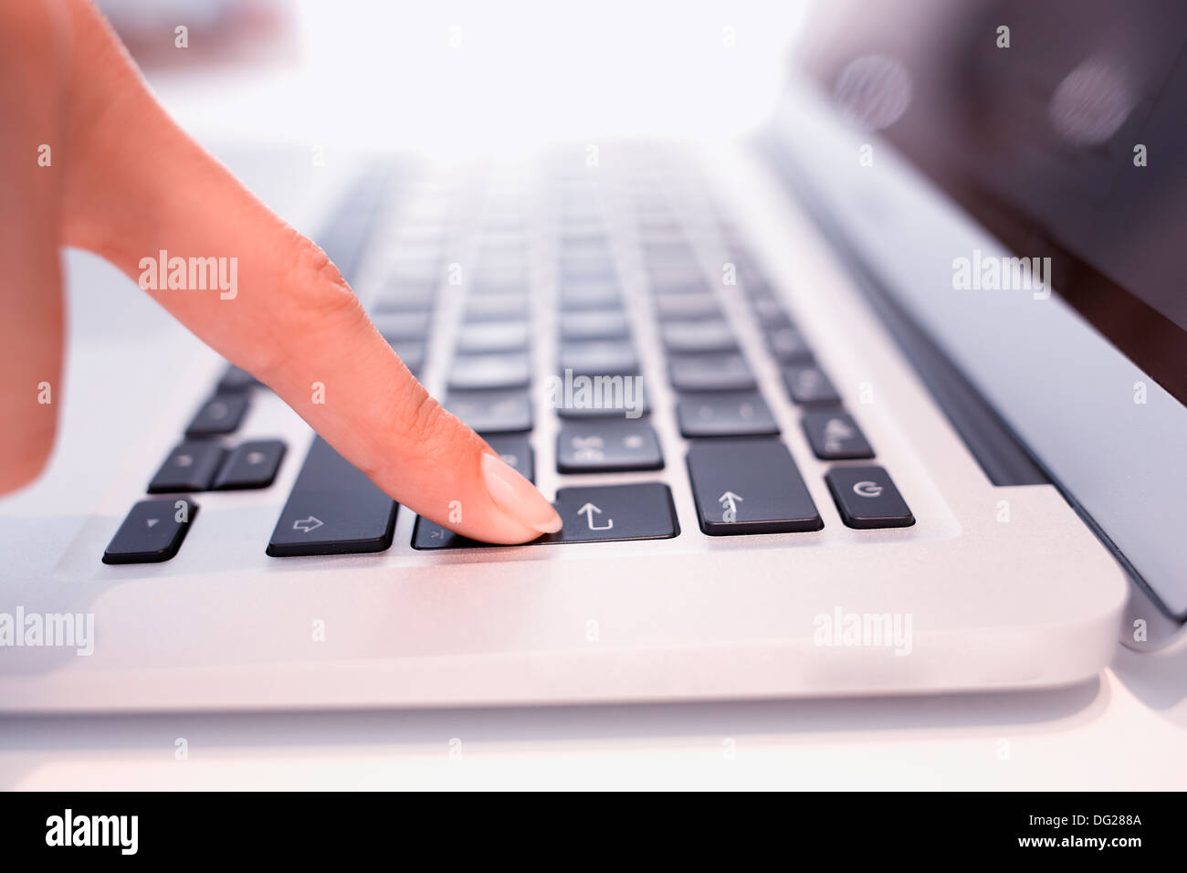 Frau Laptop Finger indoor-Schreibtisch Stockfoto
