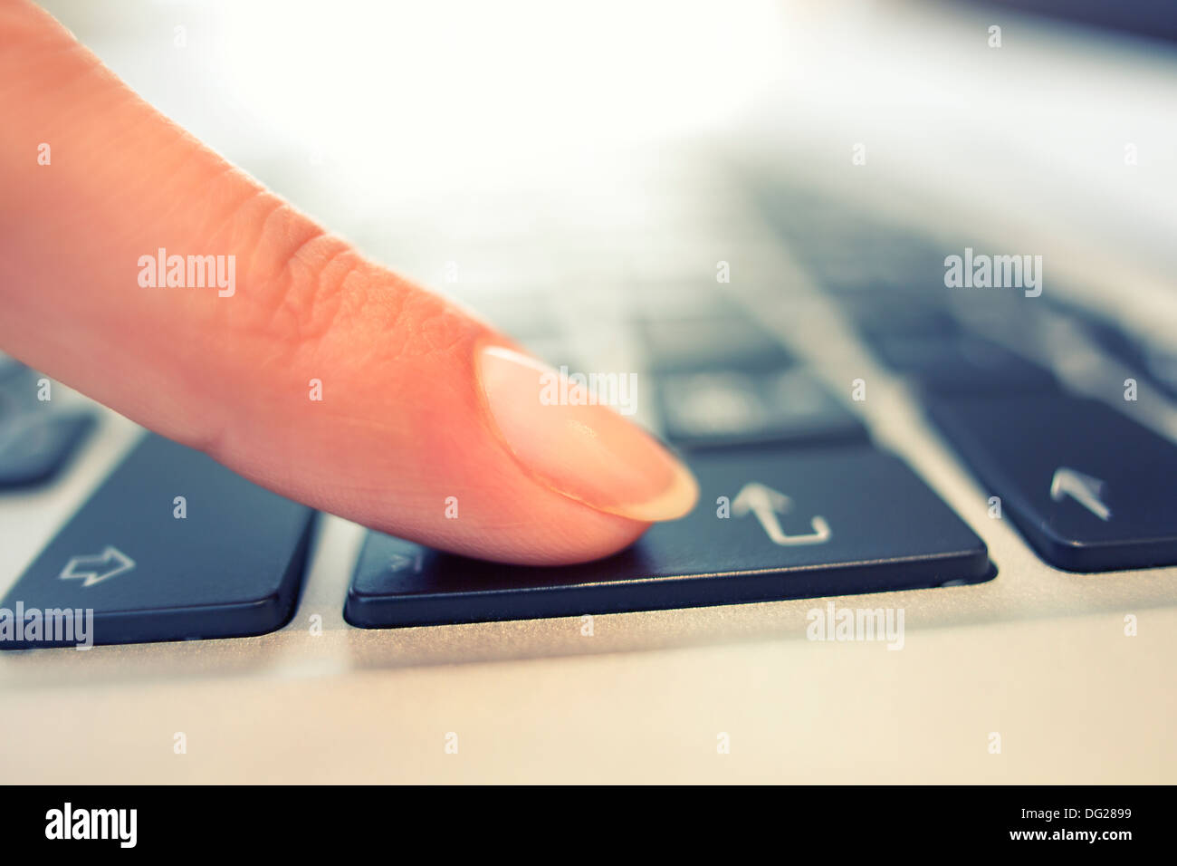 Frau Laptop Finger indoor-Schreibtisch Stockfoto