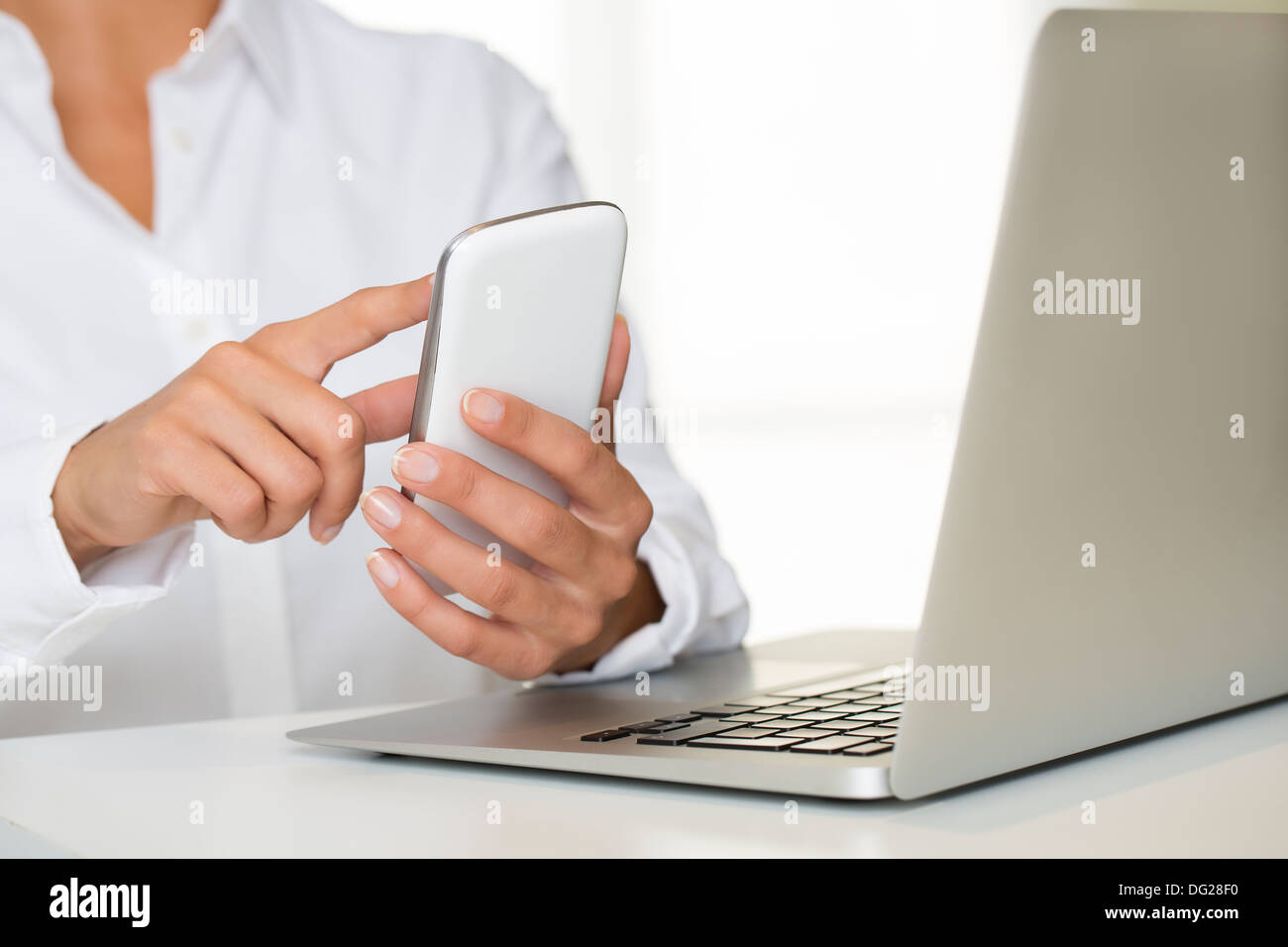 Weibliche Laptop Handy-Finger Tisch Schreibtisch indoor Stockfoto