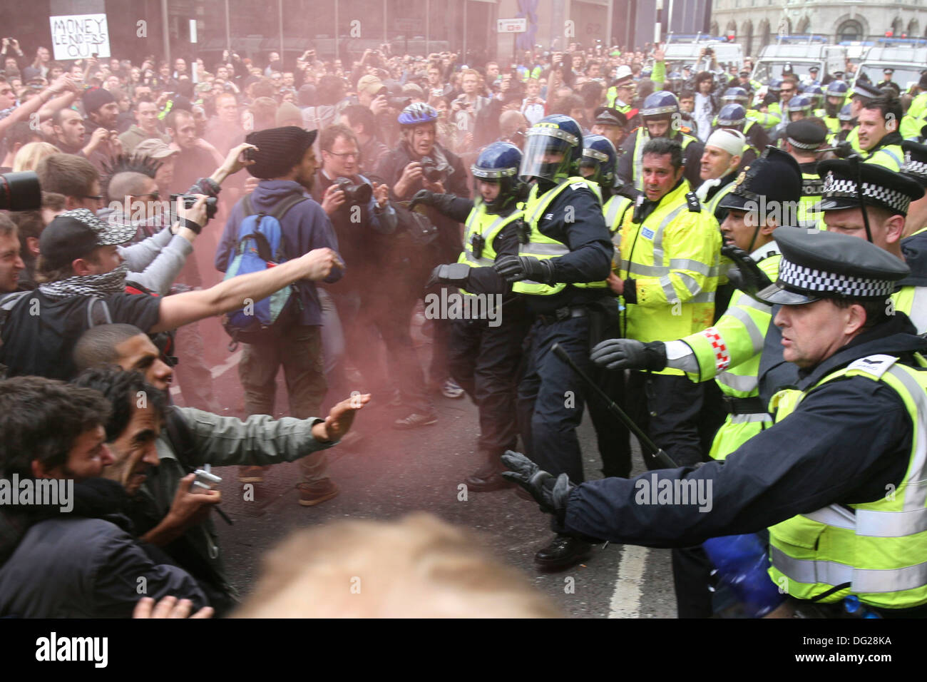 Polizei und Demonstranten in der Nähe von der Bank of England im Zentrum von London nach eine Großkundgebung der G20-Gipfel beginnt am April Stockfoto