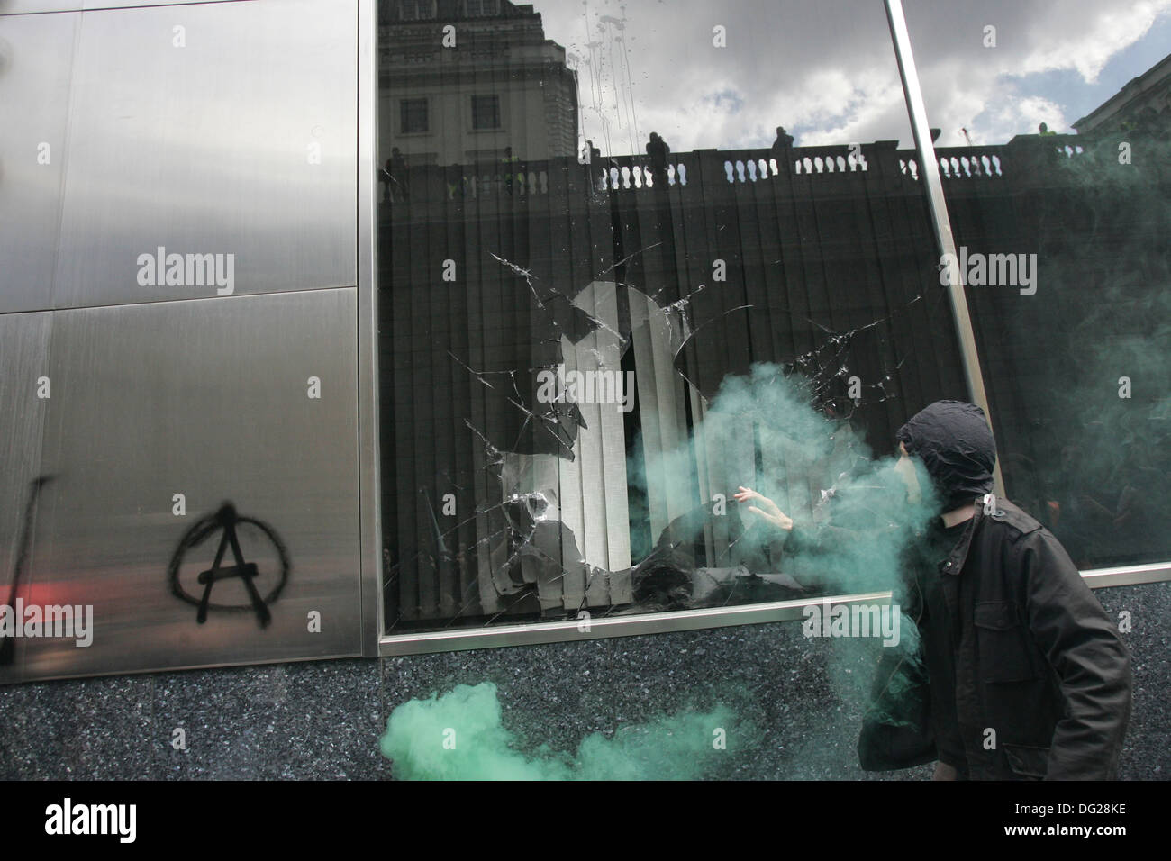 Demonstranten zerschlagen der Royal Bank of Scotland (RBS) Windows-Filiale in der Nähe der Bank of England am 1. April 2009. Stockfoto