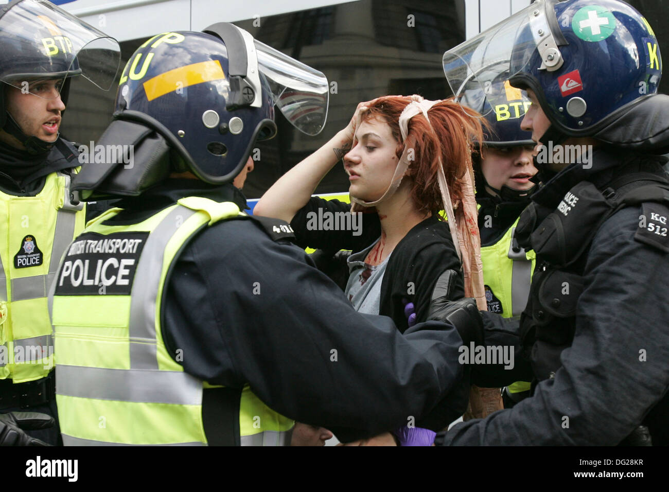 Polizei und Demonstranten in der Nähe von der Bank of England im Zentrum von London nach eine Großkundgebung der G20-Gipfel beginnt am April Stockfoto