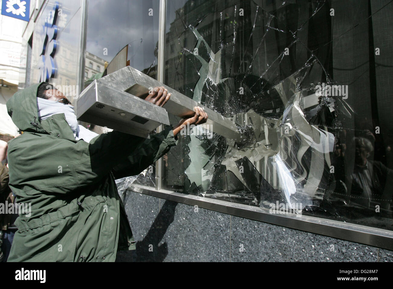 Demonstranten zerschlagen der Royal Bank of Scotland (RBS) Windows-Filiale in der Nähe der Bank of England am 1. April 2009. Stockfoto