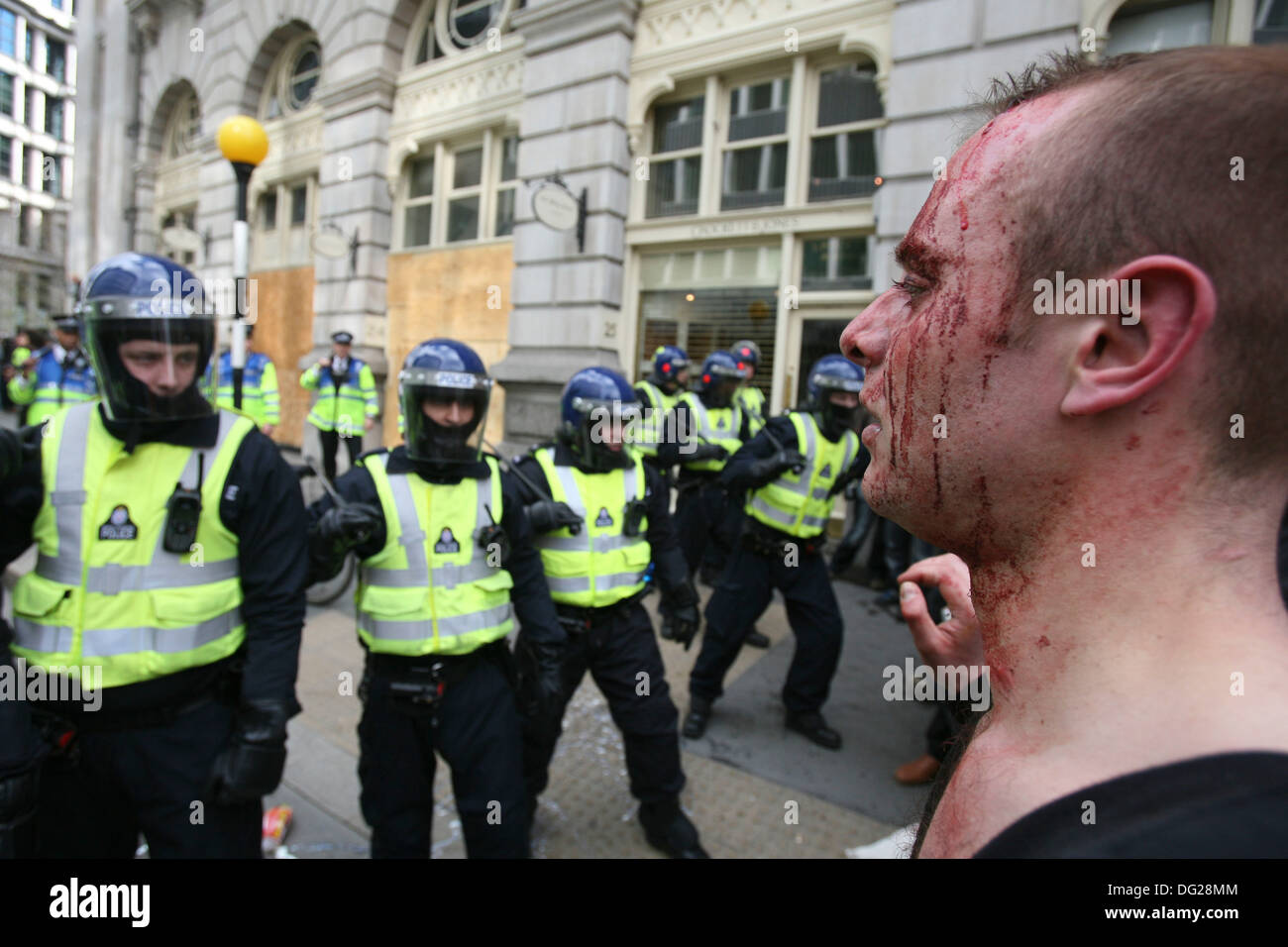 Polizei und Demonstranten in der Nähe von der Bank of England im Zentrum von London nach eine Großkundgebung der G20-Gipfel beginnt am April Stockfoto