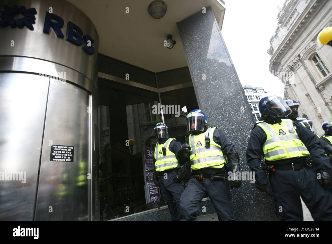 Demonstranten zerschlagen der Royal Bank of Scotland (RBS) Windows-Filiale in der Nähe der Bank of England am 1. April 2009. Stockfoto