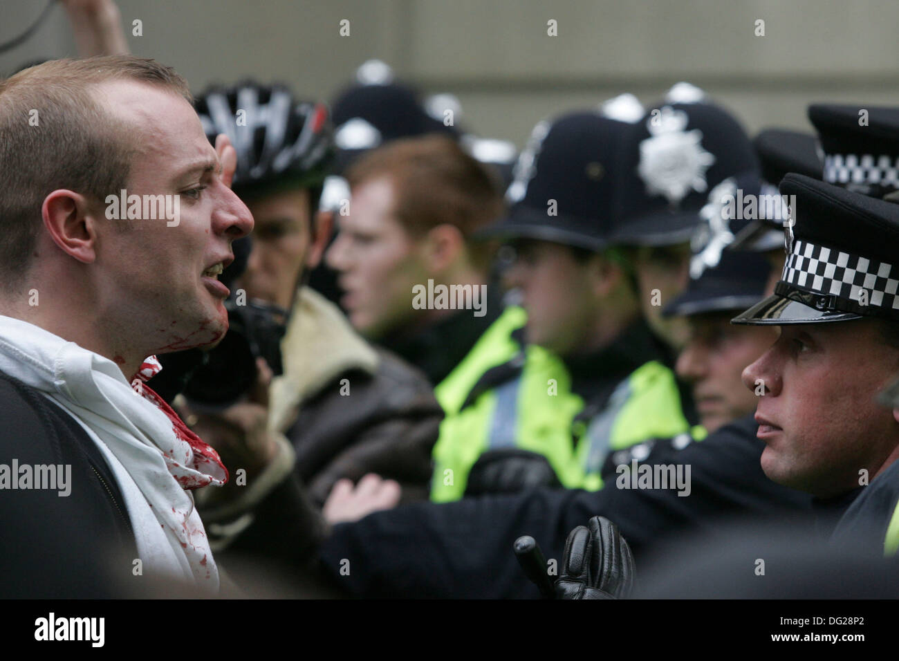 Polizei und Demonstranten in der Nähe von der Bank of England im Zentrum von London nach eine Großkundgebung der G20-Gipfel beginnt am April Stockfoto