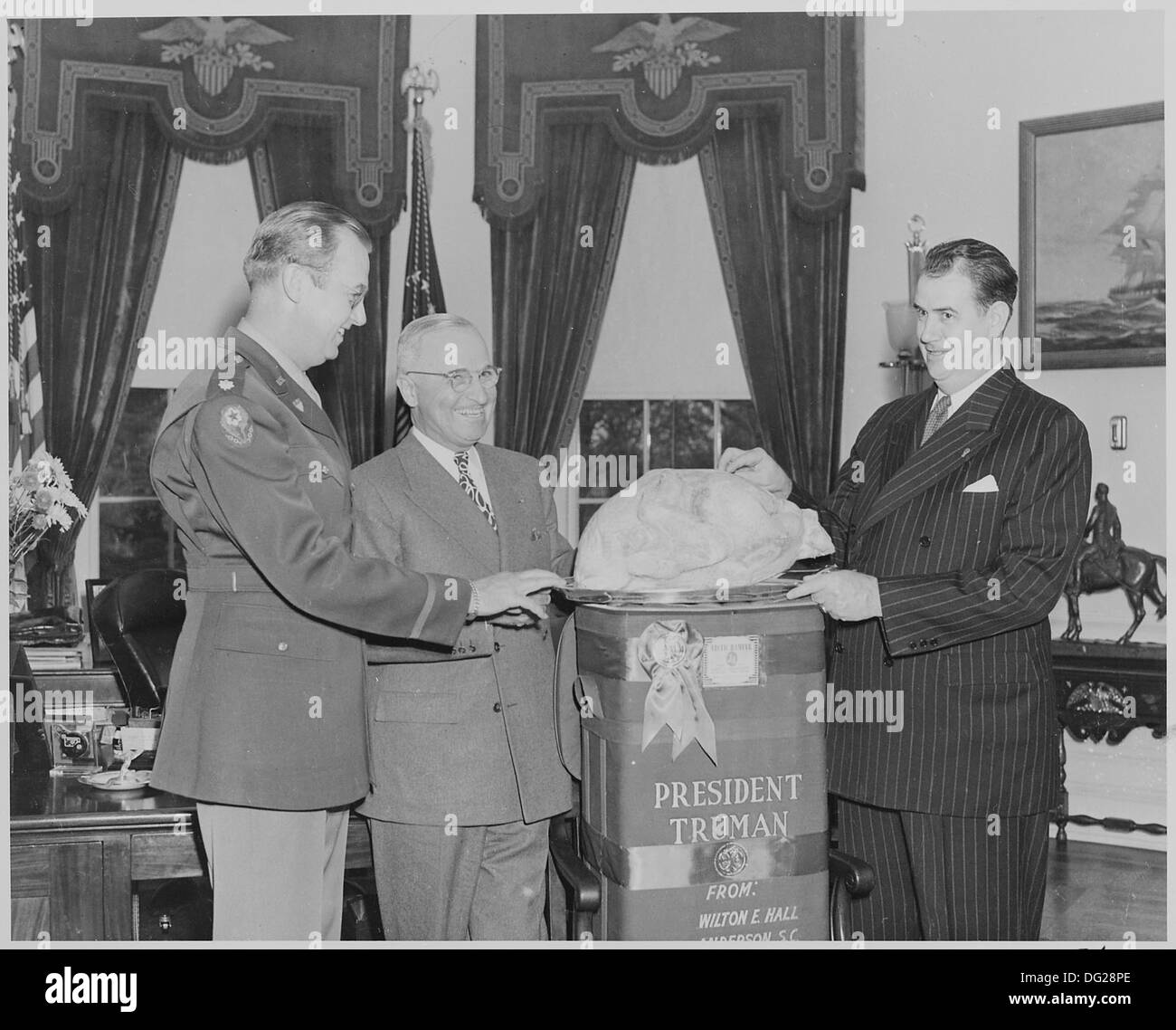 Dieses Foto zeigt Senator Olin Johnston aus South Carolina und überreicht Präsident Truman einen truthahn, ein Geschenk von Wilton E. Hall. Dieser Moment unterstreicht eine persönliche Geste während Trumans Präsidentschaft. Stockfoto