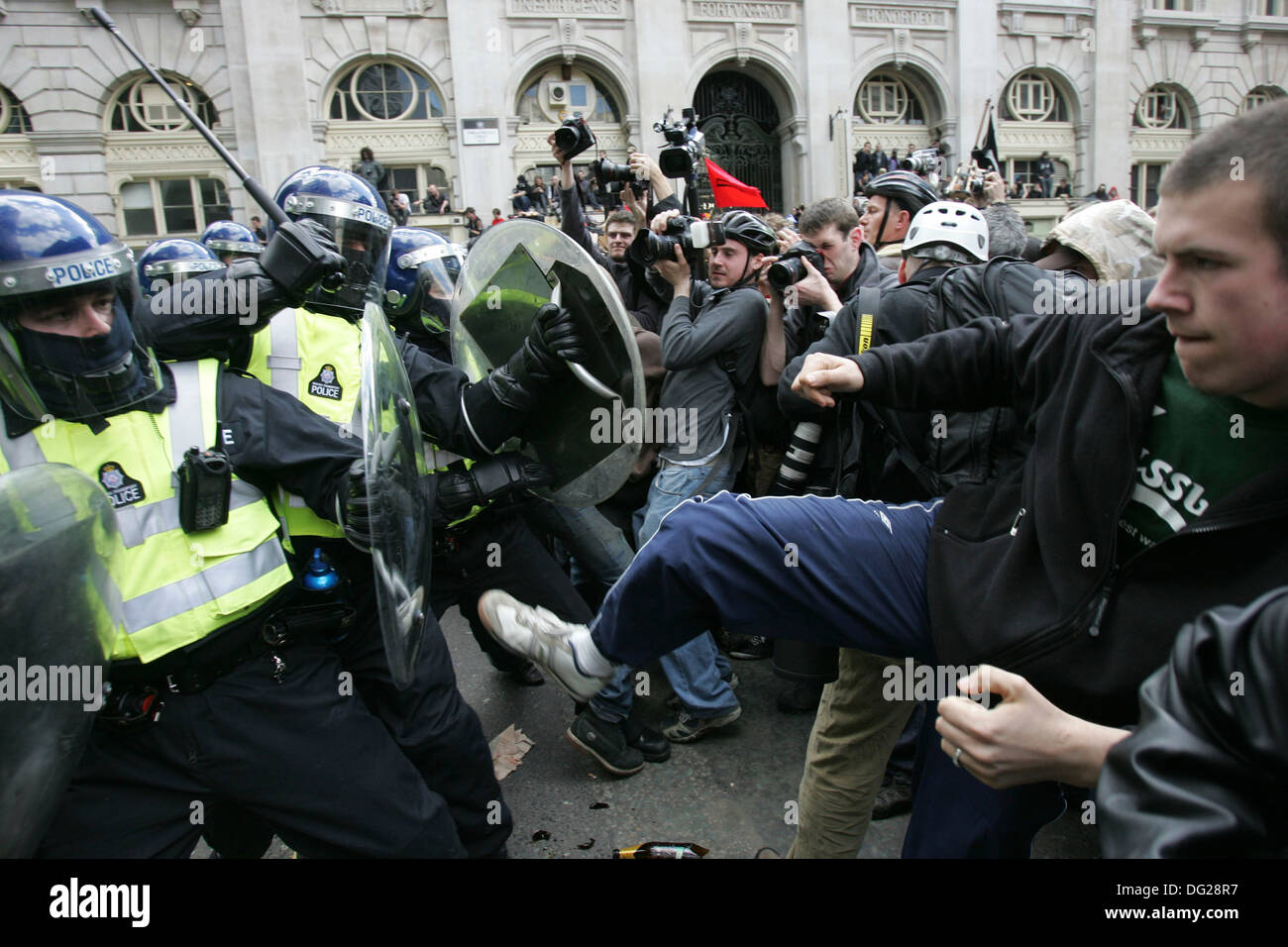 Polizei und Demonstranten in der Nähe von der Bank of England im Zentrum von London nach eine Großkundgebung der G20-Gipfel beginnt am April Stockfoto