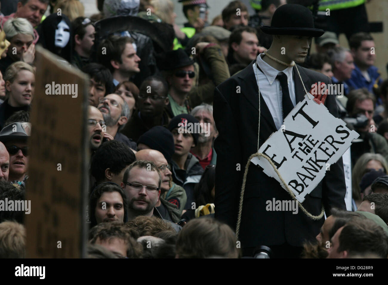 Polizei und Demonstranten in der Nähe von der Bank of England im Zentrum von London nach eine Großkundgebung der G20-Gipfel beginnt am April Stockfoto