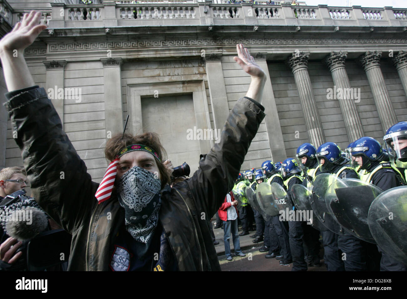 Polizei und Demonstranten in der Nähe von der Bank of England im Zentrum von London nach eine Großkundgebung der G20-Gipfel beginnt am April Stockfoto