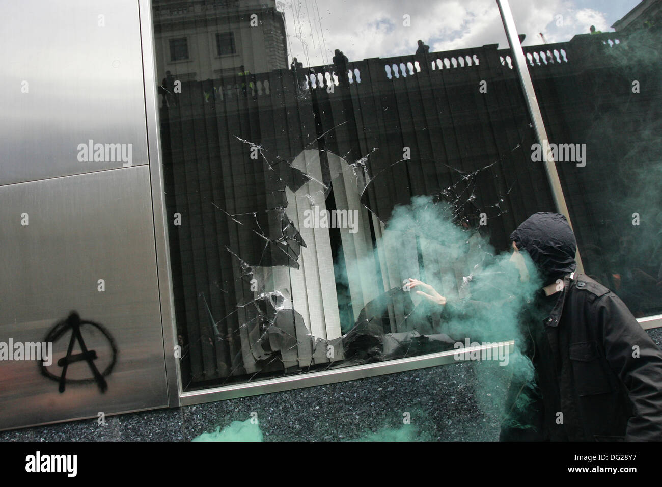 Demonstranten zerschlagen der Royal Bank of Scotland (RBS) Windows-Filiale in der Nähe der Bank of England am 1. April 2009. Stockfoto