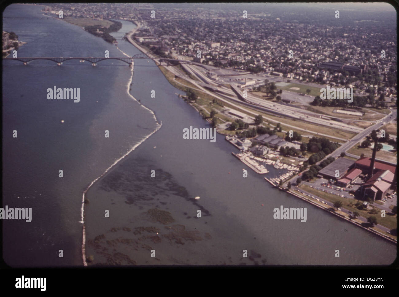 WASSERSTRAßE IN BUFFALOS NÖRDLICHEN UFERPROMENADE AM NIAGARA RIVER. ALS TEIL DER GRENZE ZWISCHEN DEN USA UND... 549503 Stockfoto