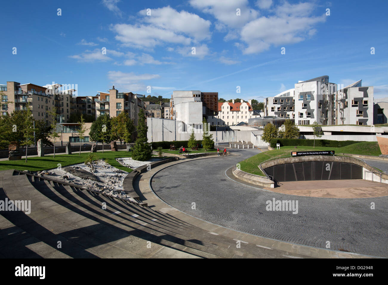 City of Edinburgh, Schottland. Blick auf das schottische Parlamentsgebäude von den Stufen des Our Dynamic Earth Science Zentrum. Stockfoto